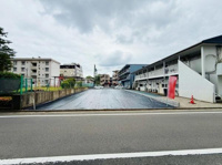 前面道路を含めた現地写真です。幅広い道路に面しており車の出入りもしやすいです。敷地の形状も確認しやすく現地の状況がしっかりと伝わります。
