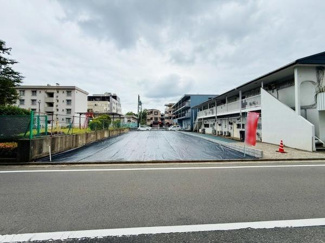 前面道路を含めた現地写真です。幅広い道路に面しており車の出入りもしやすいです。敷地の形状も確認しやすく現地の状況がしっかりと伝わります。