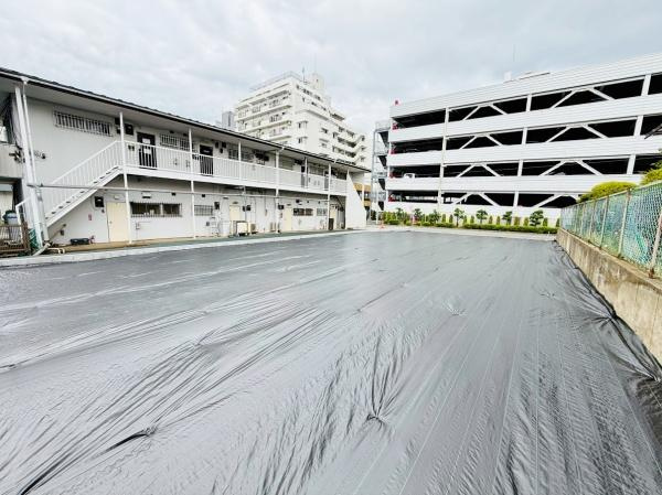 現地土地写真から分かるように広々とした敷地は多様な用途を想定できます。整備された周辺環境もポイントです。敷地の整地済みの状態が良好です。