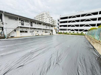 現地土地写真から分かるように広々とした敷地は多様な用途を想定できます。整備された周辺環境もポイントです。敷地の整地済みの状態が良好です。