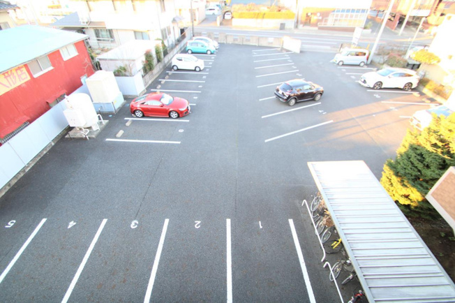 建物前面が広い駐車場になってます