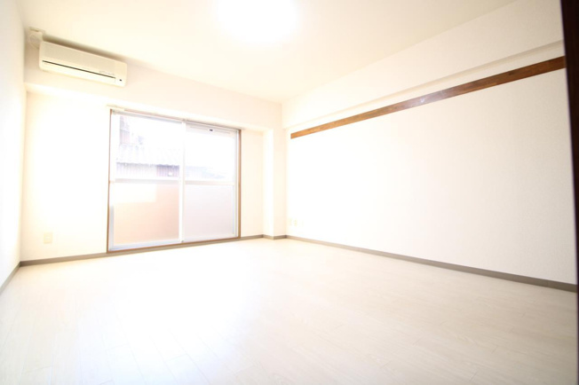 明るく広い部屋です