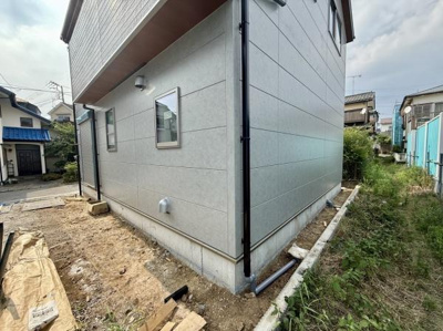 建物の外壁はシンプルなデザインでメンテナンスがしやすそうです。窓の配置もバランスよく外観がすっきりしています。角地のため敷地にゆとりを感じられます。周辺は住宅街のため生活に便利な環境です。