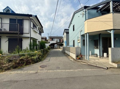 前面道路は幅員があり車の出入りもしやすい道路環境です。周囲の住宅も整然としており落ち着いた街並みが広がっています。家の外観や建物の配置もわかりやすい現地写真です。周囲の電柱やインフラも整っています。