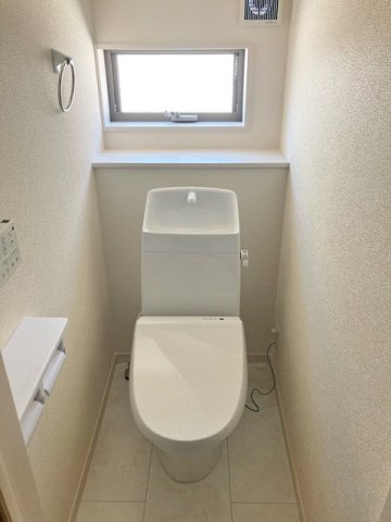 LIVELE GARDENS 遠賀郡岡垣町海老津駅南2丁目【内観：施工例】温水洗浄便座付き節水型トイレ。フチなし形状でお掃除楽々