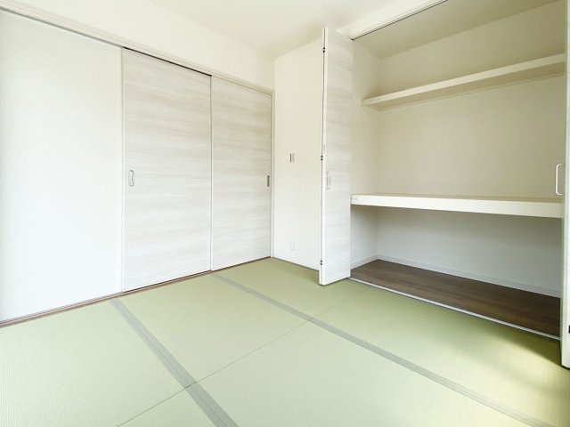 LIVELE GARDENS 遠賀郡岡垣町海老津駅南2丁目【内観：施工例】1階4.5帖の洋室。STORAGE完備。どんなインテリアにもあうデザインです