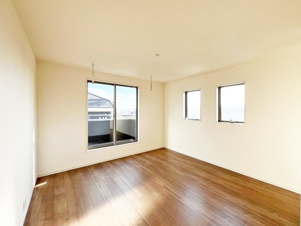 LIVELE GARDENS 遠賀郡岡垣町海老津駅南2丁目【内観：施工例】2階7帖の洋室！バルコニーに面した明るいお部屋です！WIC＆ワークスペース完備