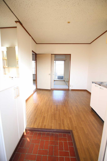 玄関から見たお部屋です