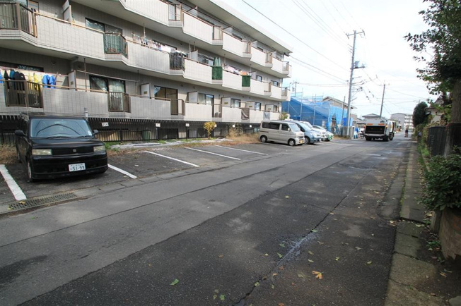 バルコニー側と玄関側2箇所に駐車場あります！