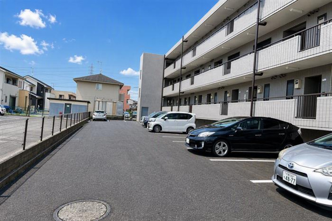 バルコニー側と玄関側2箇所に駐車場あります！