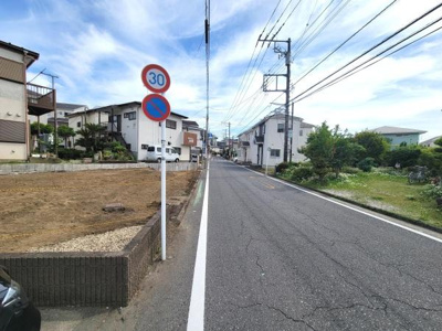前面道路は幅員がしっかり確保されており車の通行にも余裕があります。