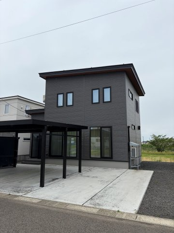 横手市赤坂字上後野中古戸建住宅【外観】カーポート付きで雨に濡れる事なくおうちに入れます。