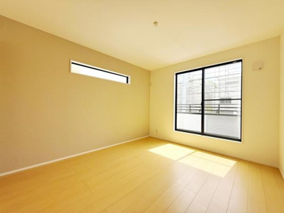 大きな窓から自然光がたっぷり入り明るく開放的な雰囲気の洋室です。すっきりとした室内でレイアウトも自由にお楽しみいただけます。シンプルなデザインが魅力の一室です。