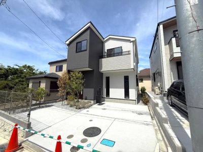 現地からの眺望が広がり周辺の街並みや遠くまで見渡せる景色が印象的です。青空と雲が心地よい空間を演出しています。開放感ある景色を楽しめる立地が特長です。周囲の住宅や街の様子を一望できる点もポイントです。