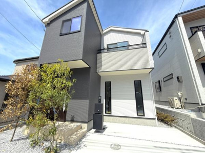二口コンロが設置されており使いやすいキッチンスペースです。手元が広々としており調理作業も快適に行えます。木目調の収納がキッチン全体に統一感をもたらしています。シンプルなデザインでお手入れも簡単です。
