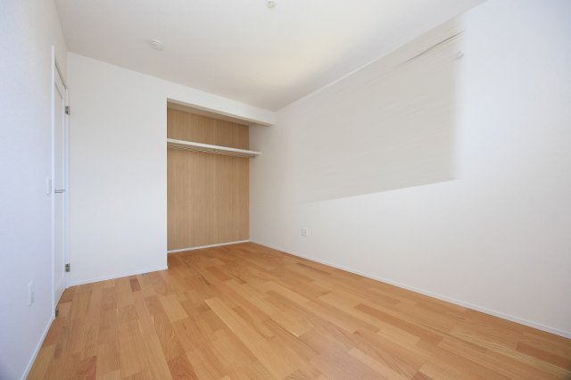 SUNCOURT　小倉南区横代北町2丁目【内観：施工例】2階7.5帖洋室、バルコニーに面した明るいお部屋です。OPENCL完備
