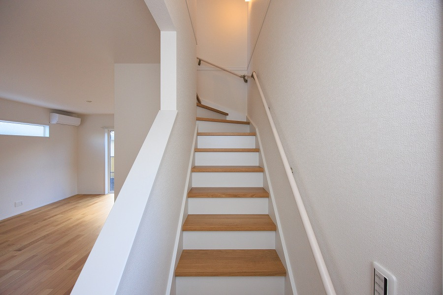 SUNCOURT　小倉南区横代北町2丁目【内観：施工例】手すりも設置しているリビング階段
