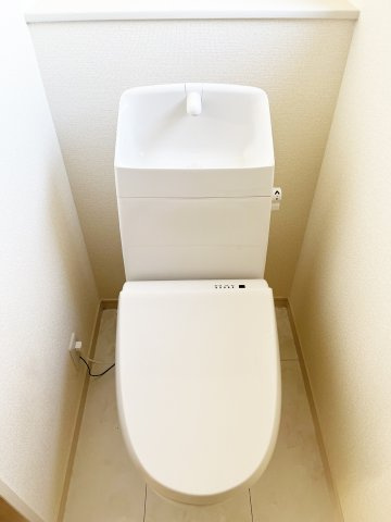 LIVELE GARDENS 小倉南区上曽根第三【内観：施工例】1階節水型トイレ。フチなし形状でお掃除楽々（施工例）