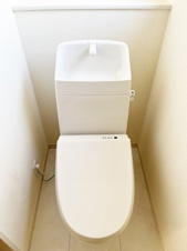 LIVELE GARDENS 小倉南区上曽根第三【内観：施工例】1階節水型トイレ。フチなし形状でお掃除楽々（施工例）