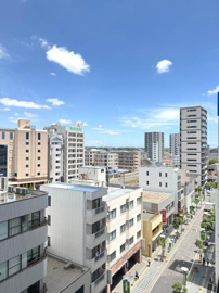 建物から広がる眺望が印象的です。遠くまで見渡せる視界が確保されています。