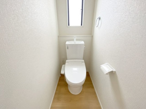 北九州市八幡西区御開3丁目7期【内観：施工例】トイレは2か所あり、朝の混雑も安心です（施工例）
