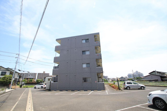 駐車しやすい広い駐車場