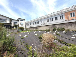 現地土地写真では日当たりの良さがうかがえます。周囲には開放感が感じられる空間が広がっています。