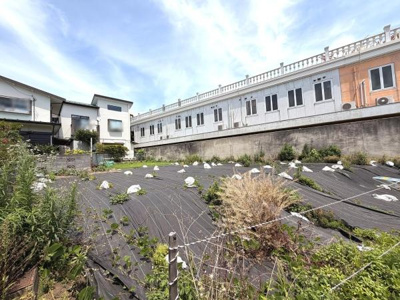 現地土地写真では日当たりの良さがうかがえます。周囲には開放感が感じられる空間が広がっています。
