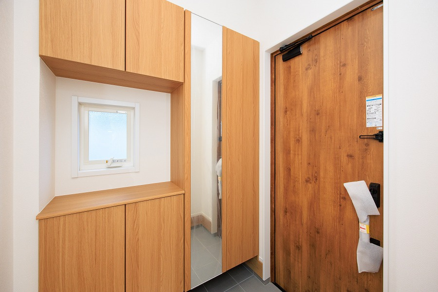 SUNCOURT　若松区宮丸1丁目【内観：施工例】天井高シューズボックス。最大40足程度の靴をスッキリ収納
