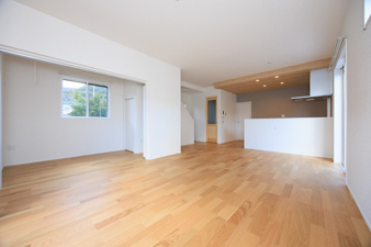 SUNCOURT　若松区宮丸1丁目【内観：施工例】天井高2.7ｍ！リビング18帖！明るく風通しの良い空間です。