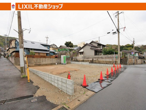 SUNCOURT　若松区宮丸1丁目【前面道路含む現地写真】交通量も少ないので駐車場の出し入れ楽々です。