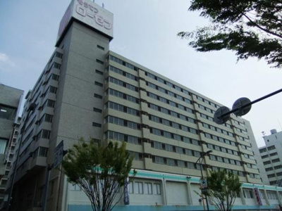 シンプルな外観が特徴的なマンションです。全体的に落ち着いた色調で周囲の建物とも調和しています。高層階までしっかりとした造りとなっており安定感があります。大通りに面した立地で利便性も感じられます。