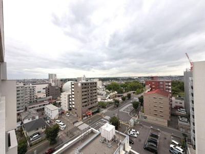 広々とした眺望が特徴の現地からの景色です。遠くまで視界が開けており開放感を感じられます。周辺には多様な建物が立ち並んでおり都市の利便性を実感できます。高層階ならではの見晴らしがポイントです。