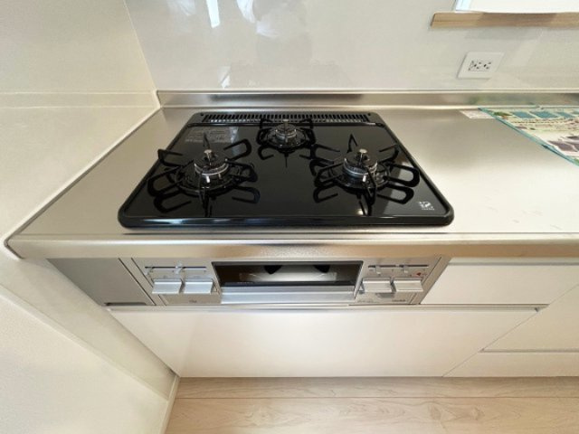 CRADLE GARDEN 北九州市若松区鴨生田第1【設備】三ツ口のコンロは安全装置付き。お料理のレパートリーも提供時間も自由自在