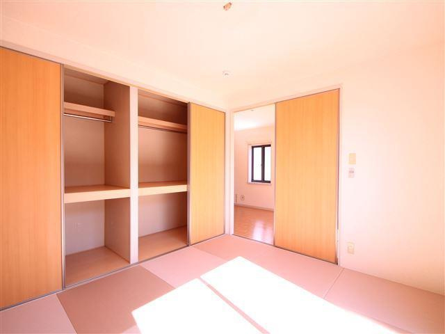 おしゃれな琉球畳のお部屋に押入れタイプの収納があります！