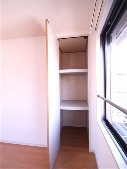 洋室にも収納あります！