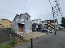前面道路が広く車両の通行もスムーズです。歩道も確保されており周辺に建物が整然と並んでいます。日当たりの良い現地環境がうかがえます。周囲は落ち着いた雰囲気で視界もひらけています。清潔感のある通りです。