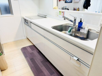 清潔感のあるキッチンは収納が豊富で使い勝手の良い空間です。カウンター一体型のシンクが特徴的で調理や片付けもスムーズに行えます。シンプルなデザインがお部屋全体に調和しています。
