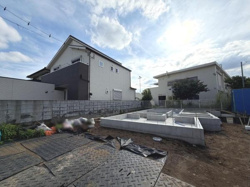 住宅街に位置する新築用地です。周辺には同様の住宅が建ち並び落ち着いた雰囲気です。