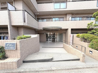 広々としたエントランスが来訪者をすっきりと迎え入れます。段差の少ない設計で移動も快適です。タイル張りの外観が明るい印象を与え建物全体に統一感があります。緑の植栽がポイントとなり落ち着いた雰囲気です。
