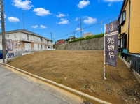 すっきりとした区画で住宅の建築に適した外観です。周囲に住宅があり落ち着いた印象のエリアとなっています。道路に面しておりアクセスもしやすい立地です。角地に位置しているため日当たりや開放感も感じられます。