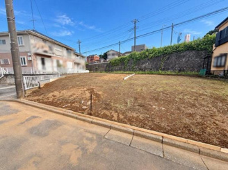 すっきりとした区画。道路に面しておりアクセスもしやすい立地です。