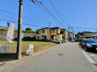 周囲に住宅が立ち並ぶ落ち着いた場所に位置する売物件です。道路に面しており車の出入りがしやすい形状です。土地は整地されており建築計画が立てやすい状態です。旗が設置され視認性も良好です。