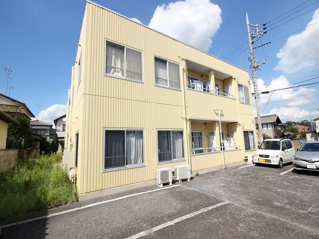 2階建ての鉄骨のアパートです。