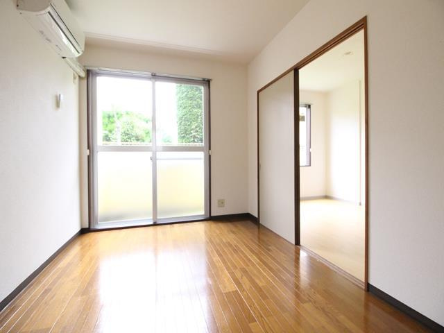 ＤＫ近くの洋室６帖です