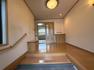 山科区西野山中臣町【玄関】