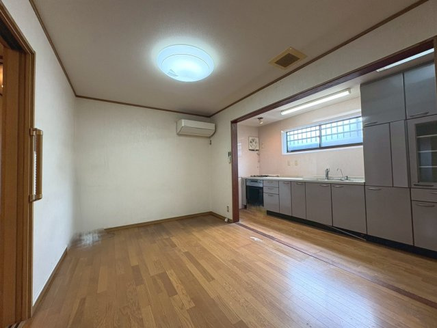 山科区西野山中臣町【居間・リビング】