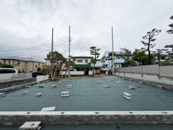 周囲には住宅が並び落ち着いた雰囲気が感じられる外観です。敷地が広く開放的で建物のプランニングにも柔軟性があります。