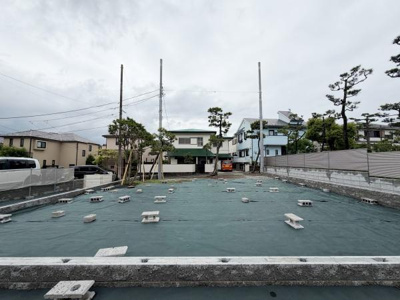 周囲には住宅が並び落ち着いた雰囲気が感じられる外観です。敷地が広く開放的で建物のプランニングにも柔軟性があります。