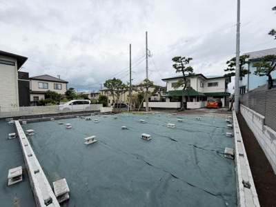 現地土地写真です。周辺には落ち着いた住宅が立ち並んでいます。前面道路も整備されており区画がしっかりと確保されています。